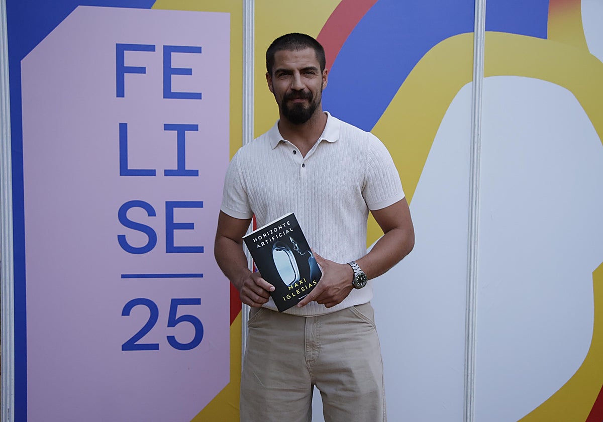 Maxi Iglesias junto a su libro, 'Horizonte artificial'