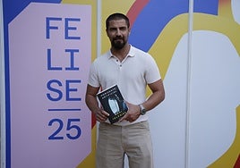 'Horizonte artificial', el debut de Maxi Iglesias como escritor que ha presentado en la Feria del Libro de Sevilla