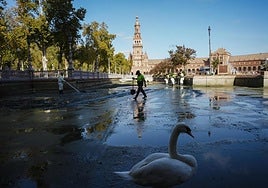 Los trabajos de limpieza de la ría de la Plaza de España terminarán la semana que viene
