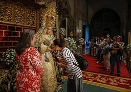 La Esperanza de Triana recibe los besos de los sevillanos frente al trascoro de la Catedral