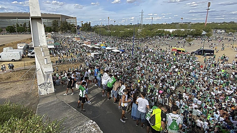 Plano aéreo de miles de béticos en la explanada cercana al estadio de la Cartuja un día de Betis