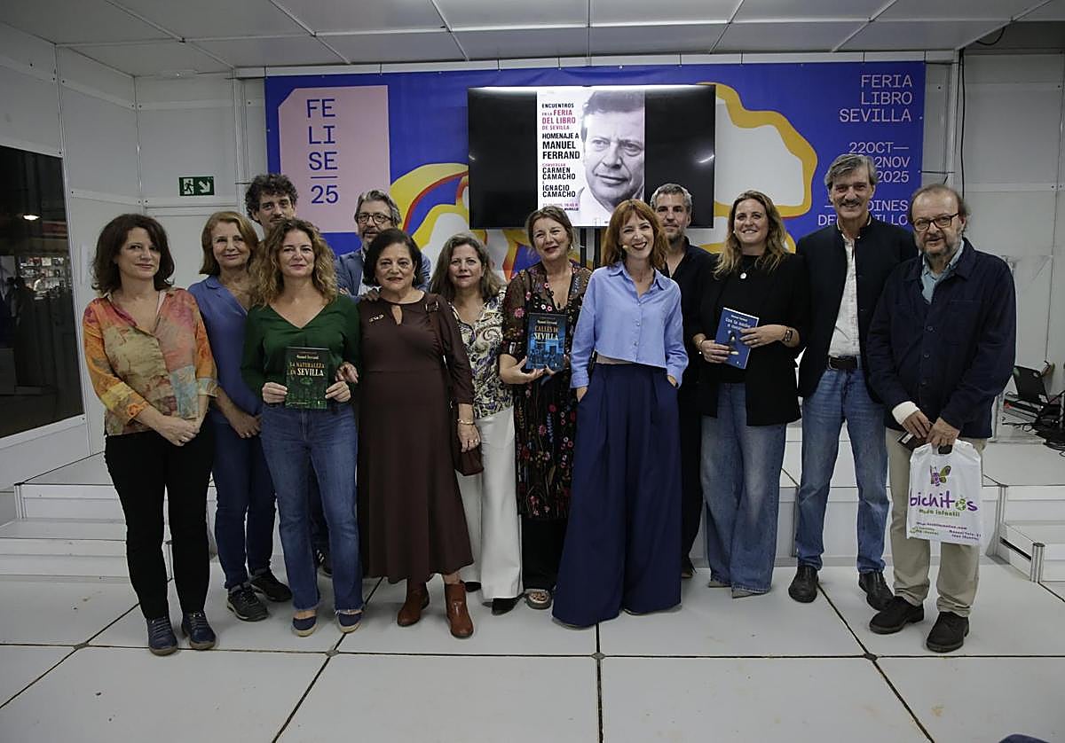 Foto de familia del homenaje a Manuel Ferrand en la Feria del Libro de Sevilla