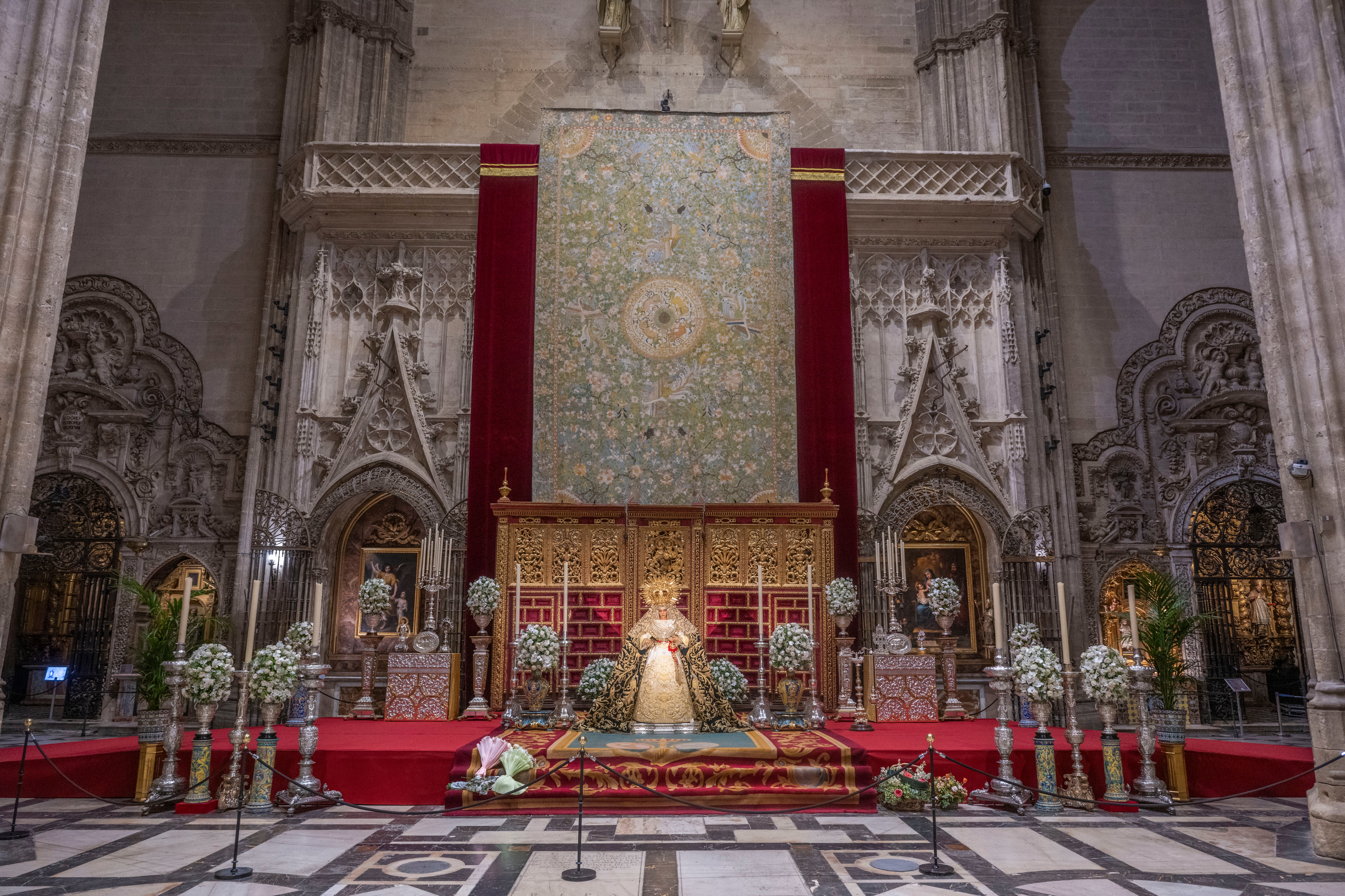 El besamanos extraordinario de la Esperanza de Triana en la Catedral de Sevilla