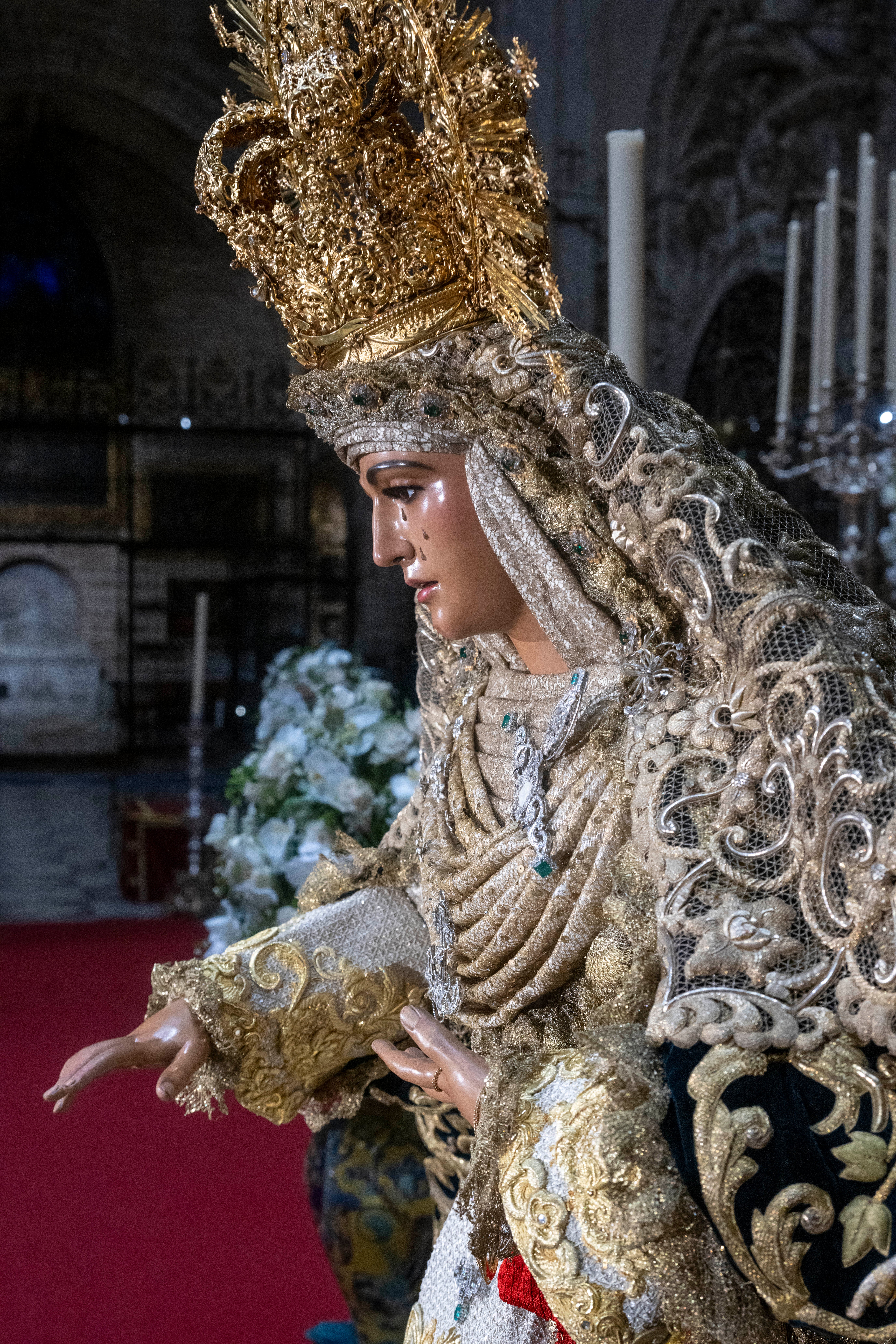 El besamanos extraordinario de la Esperanza de Triana en la Catedral de Sevilla