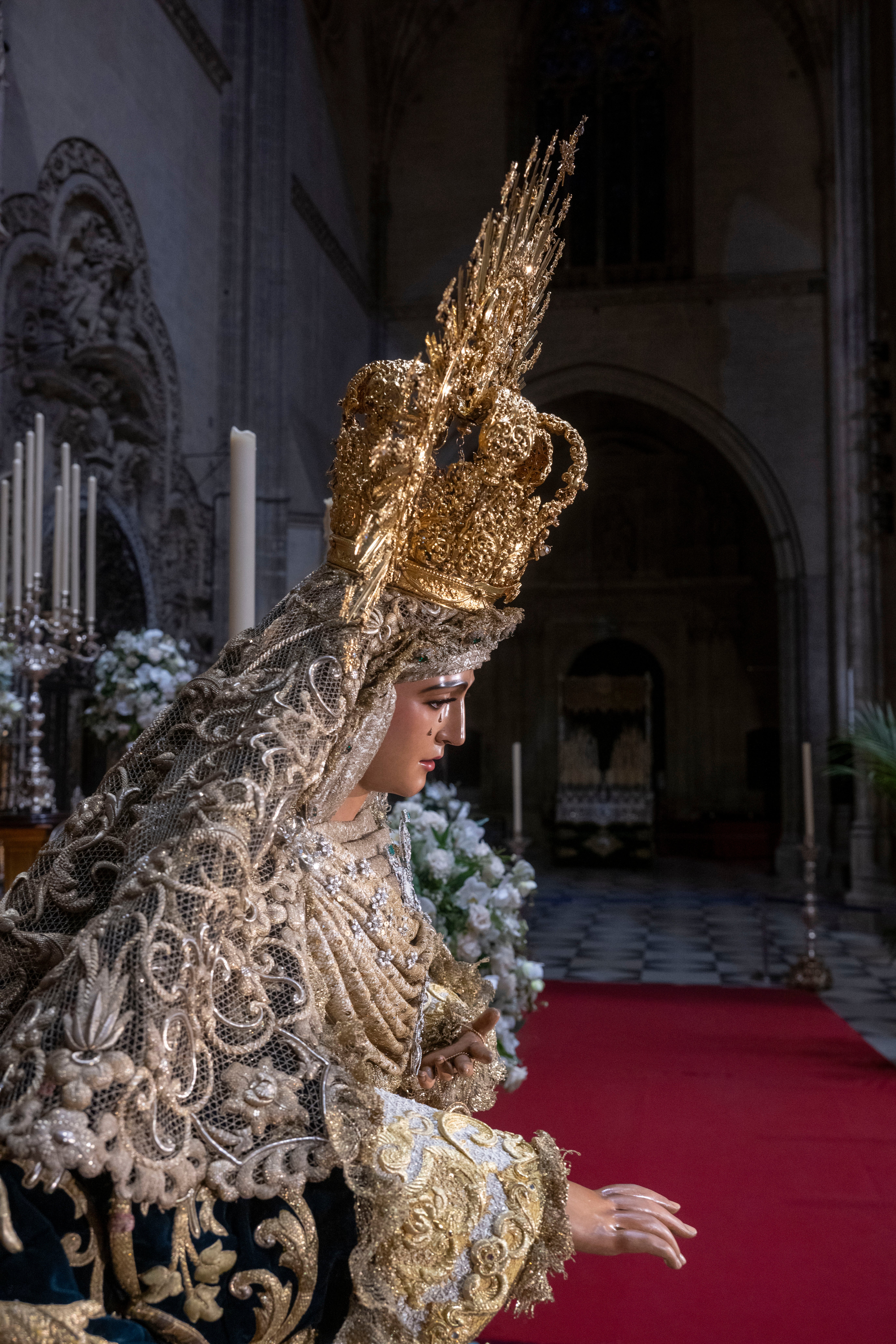 El besamanos extraordinario de la Esperanza de Triana en la Catedral de Sevilla