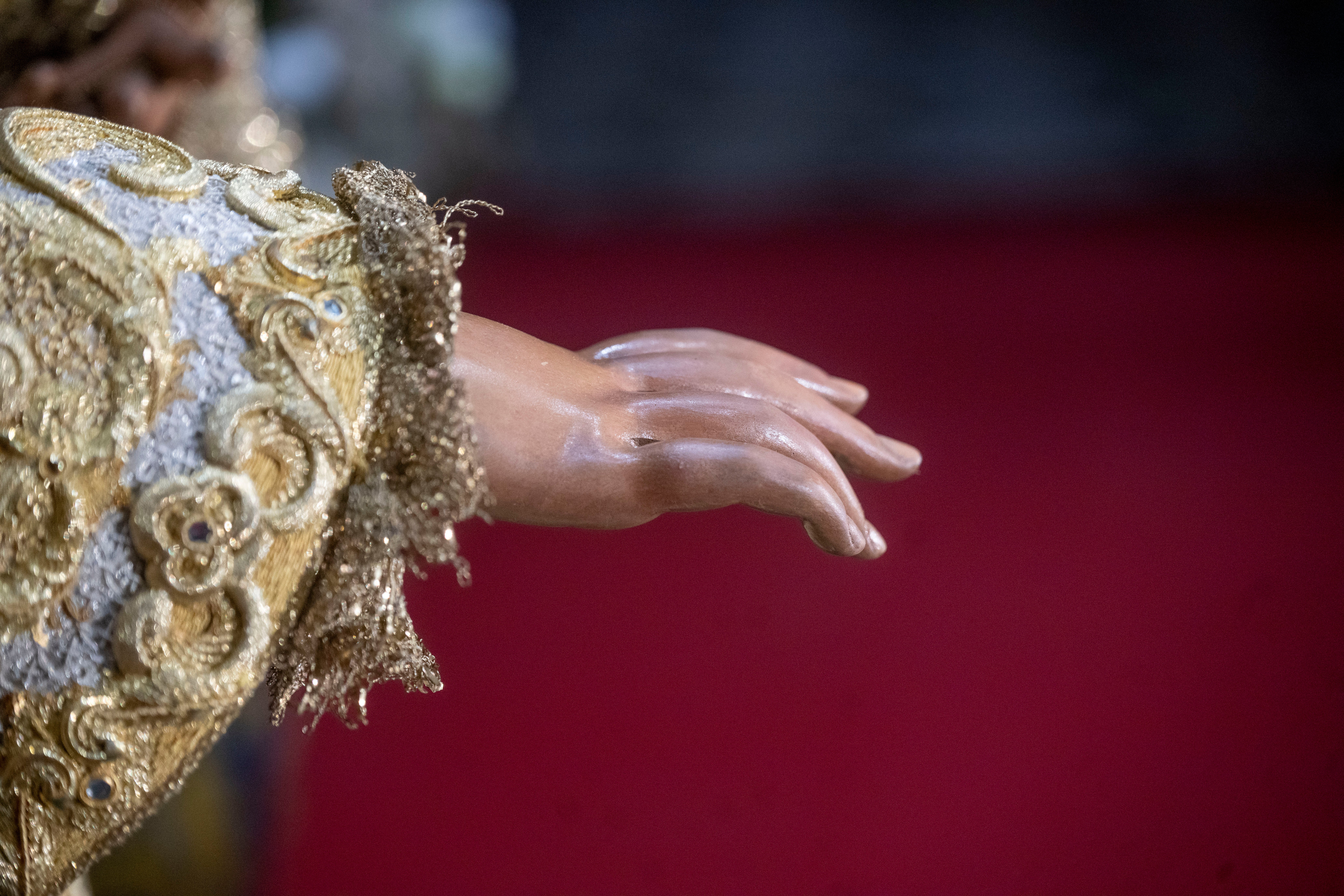 El besamanos extraordinario de la Esperanza de Triana en la Catedral de Sevilla