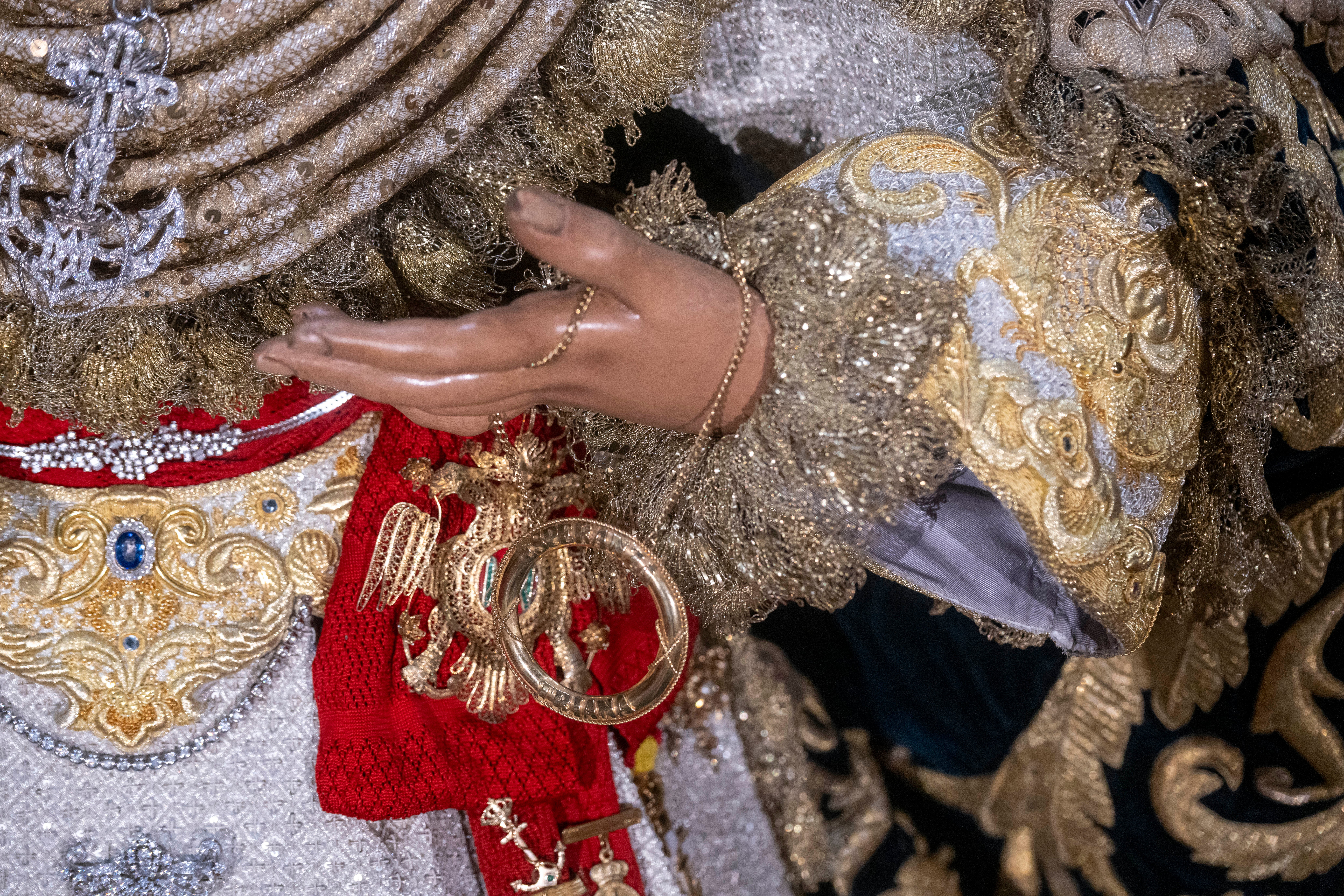 El besamanos extraordinario de la Esperanza de Triana en la Catedral de Sevilla