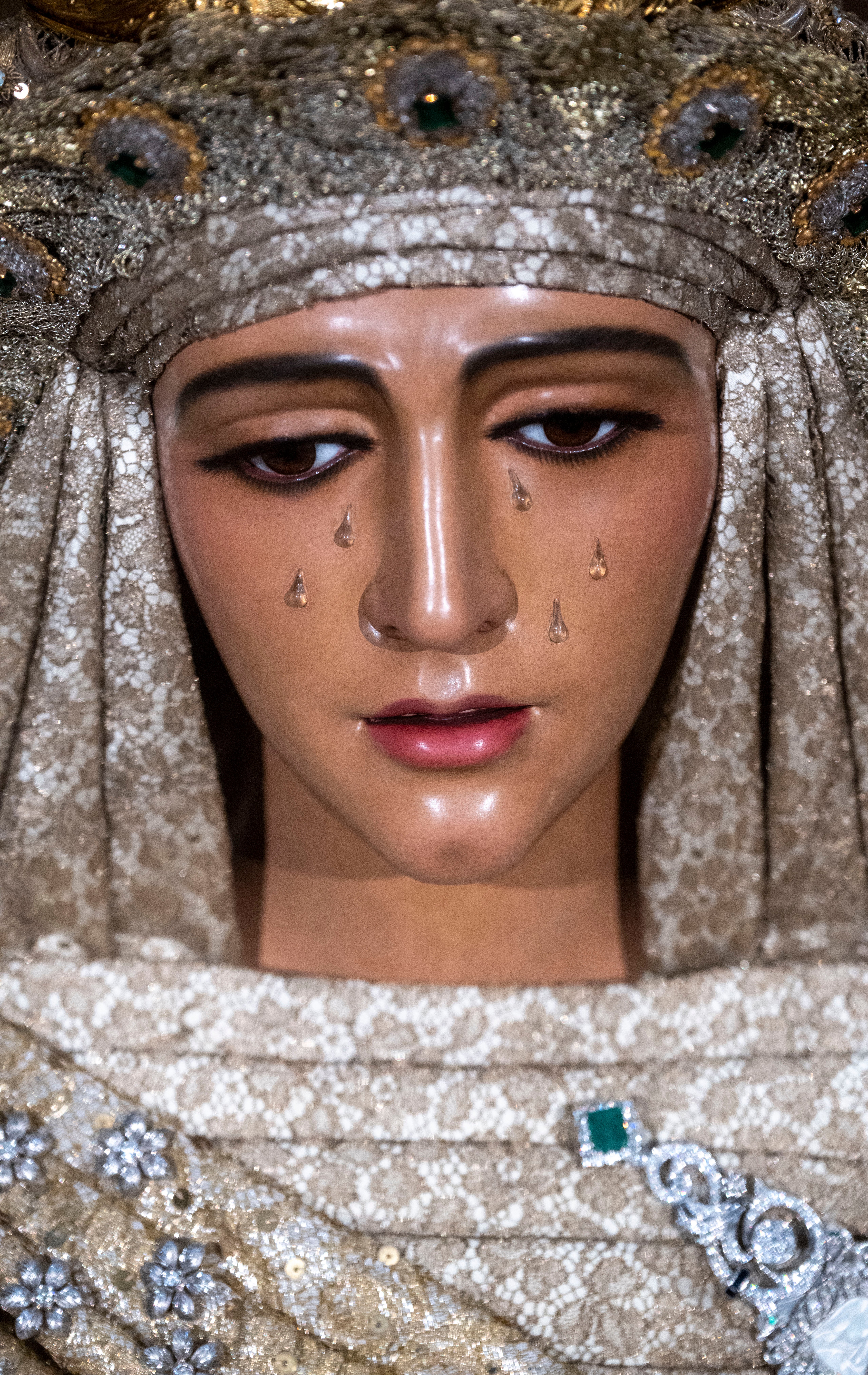 El besamanos extraordinario de la Esperanza de Triana en la Catedral de Sevilla