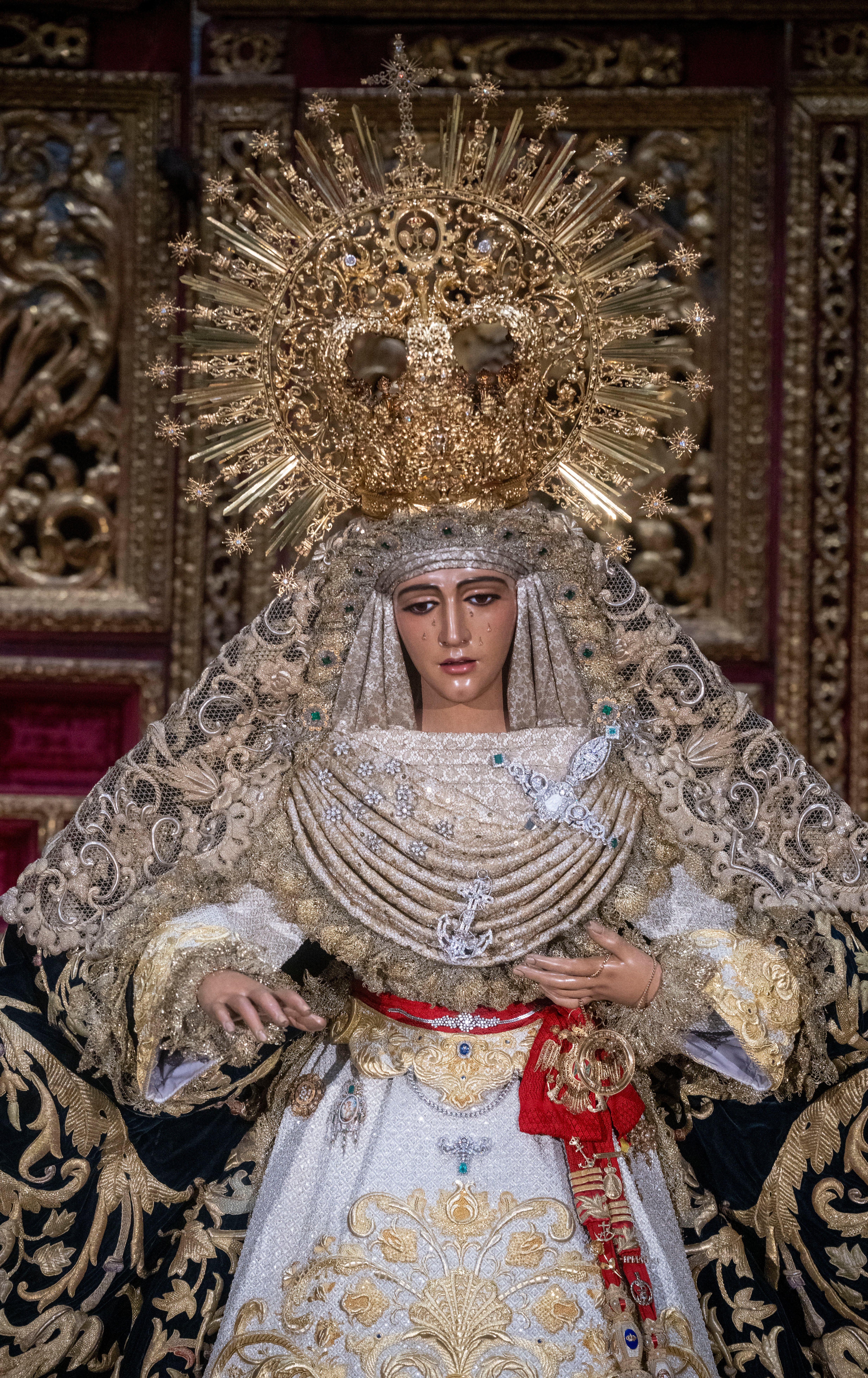 El besamanos extraordinario de la Esperanza de Triana en la Catedral de Sevilla