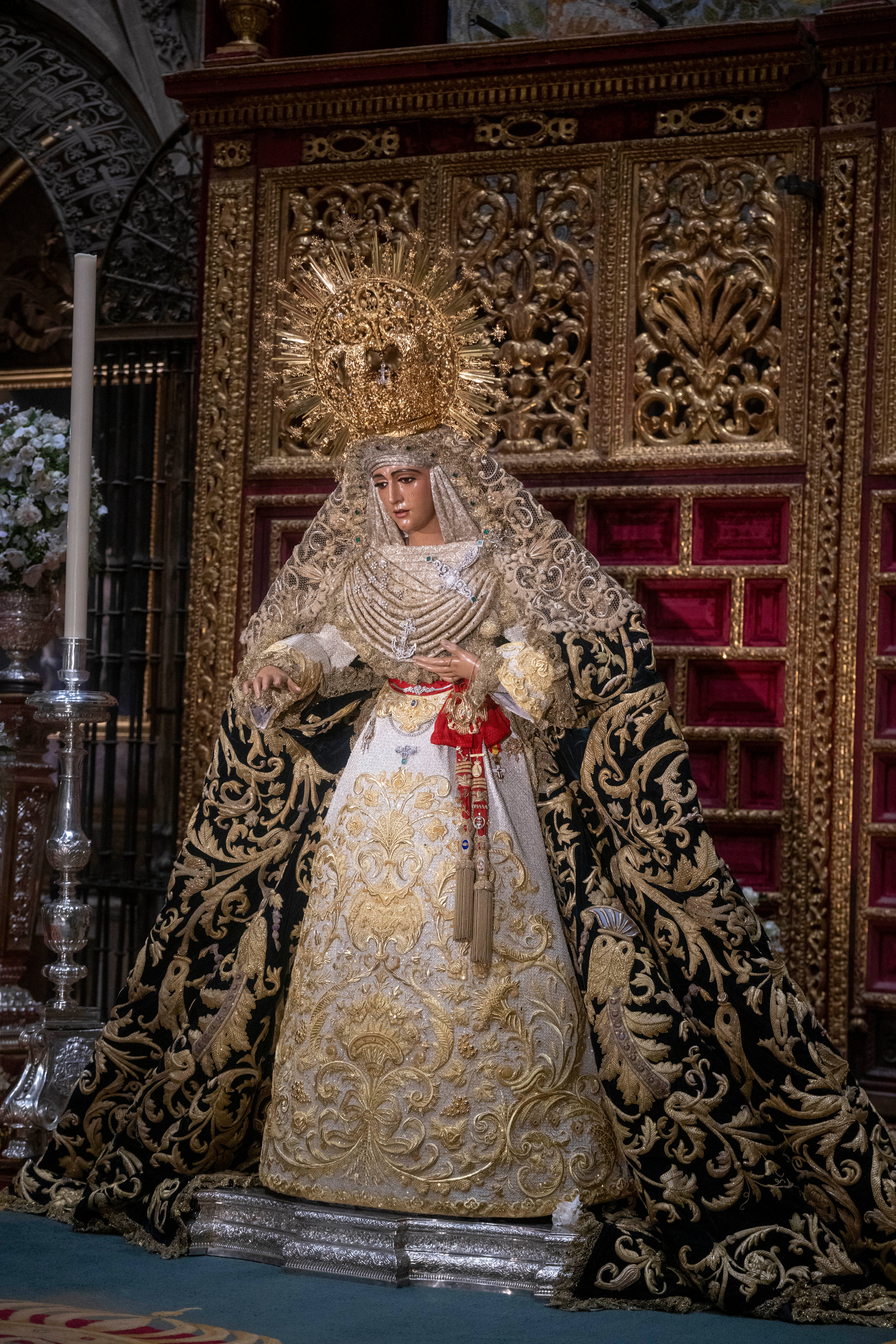 El besamanos extraordinario de la Esperanza de Triana en la Catedral de Sevilla