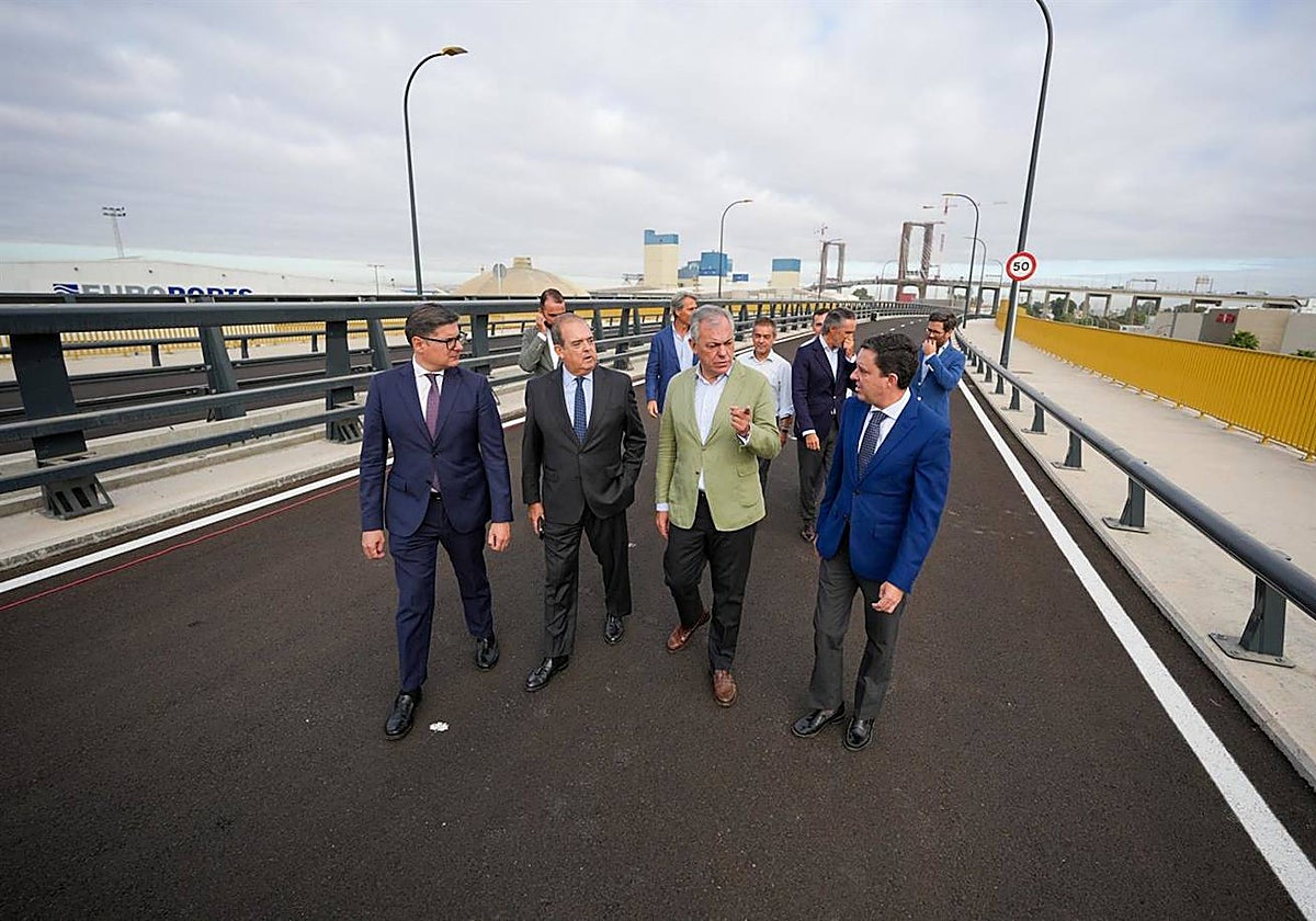 El alcalde de Sevilla, José Luis Sanz, visita la nueva carretera que conecta Palmas Altas con la Avenida de las Razas junto al director territorial en Andalucía Occidental de Metrovacesa, Antonio Gil