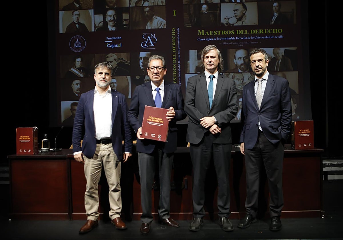 Sebastián Martín, Antonio Pulido, Alfonso Castro y Víctor J. Vázquez en la presentación de 'Maestros del Derecho'