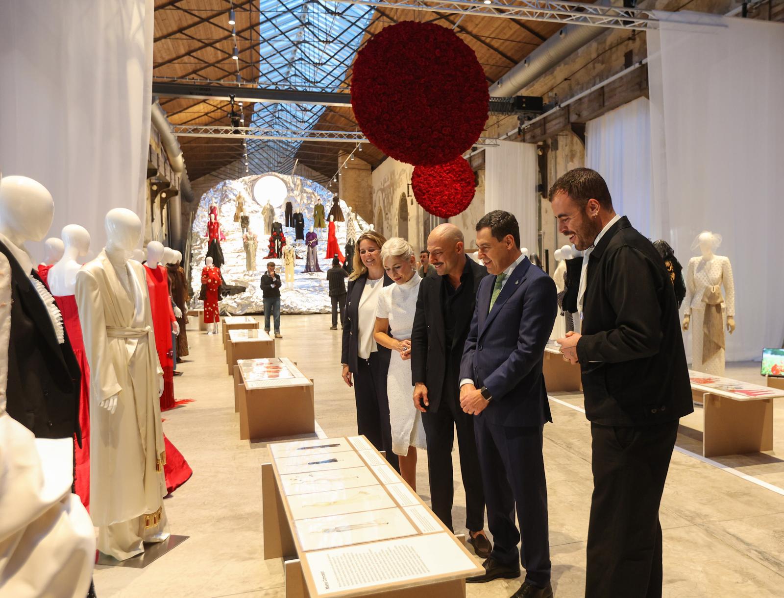 Las autoridades contemplando los vestidos 