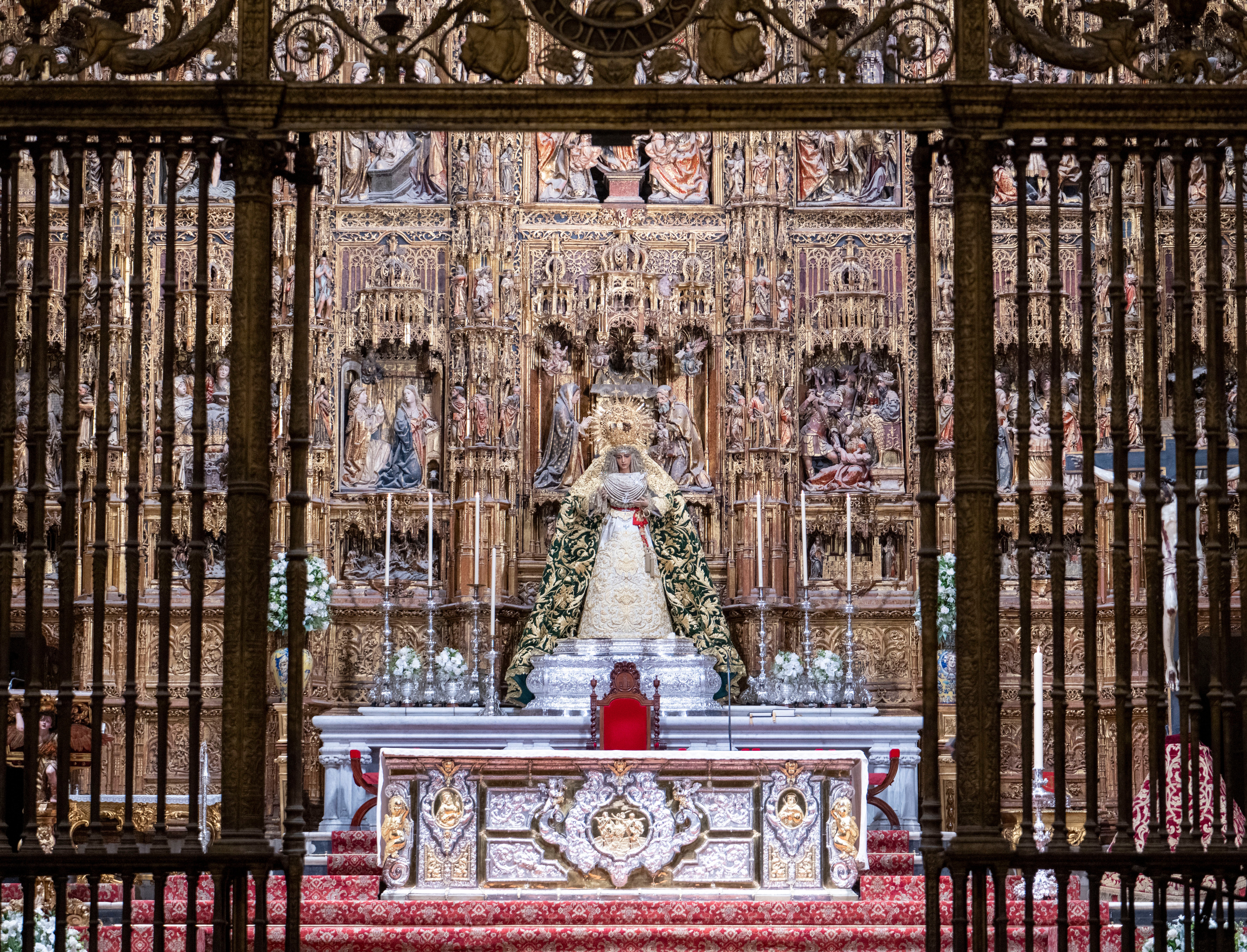 La Esperanza en el retablo mayor de la Catedral