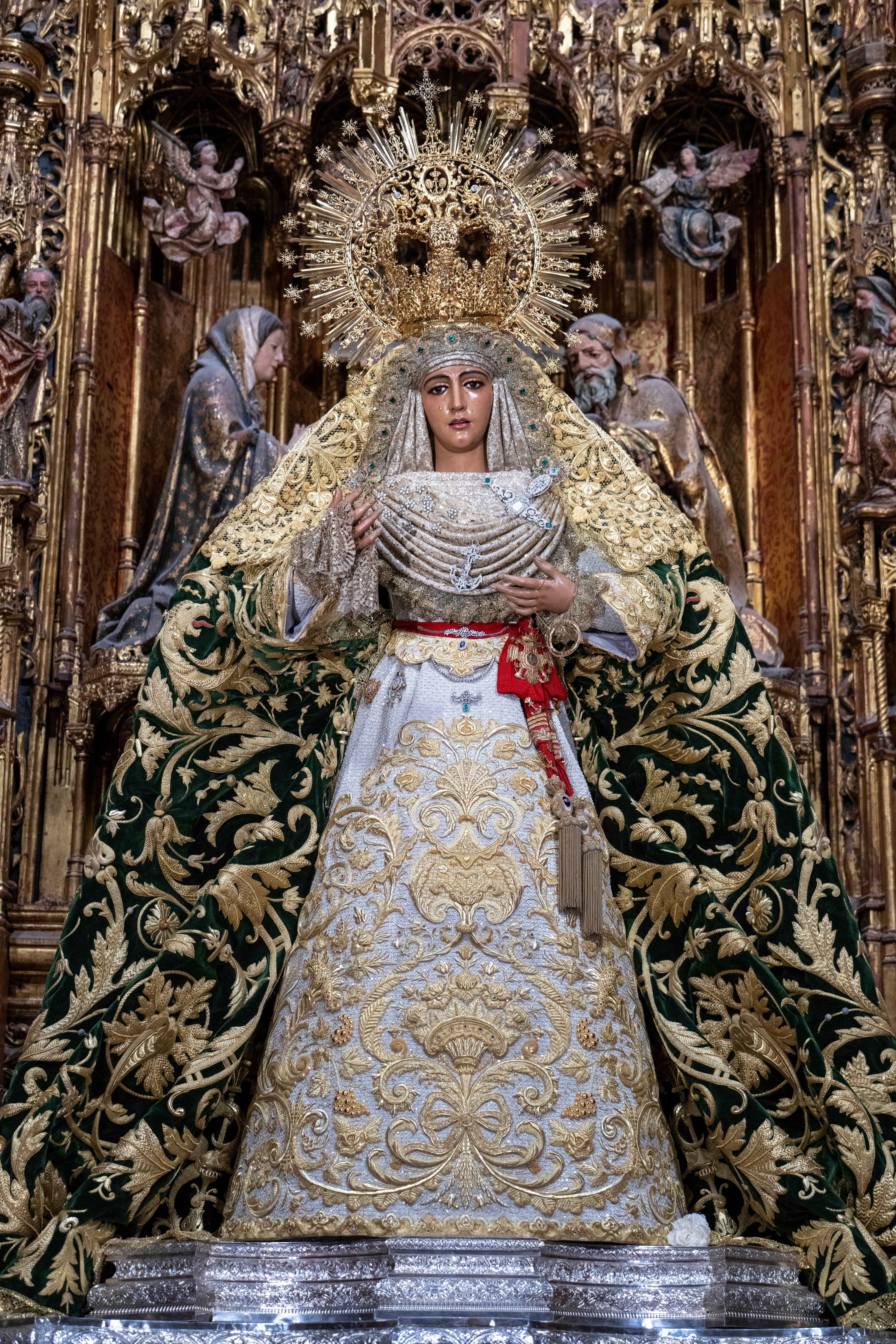 La Esperanza en el retablo mayor de la Catedral