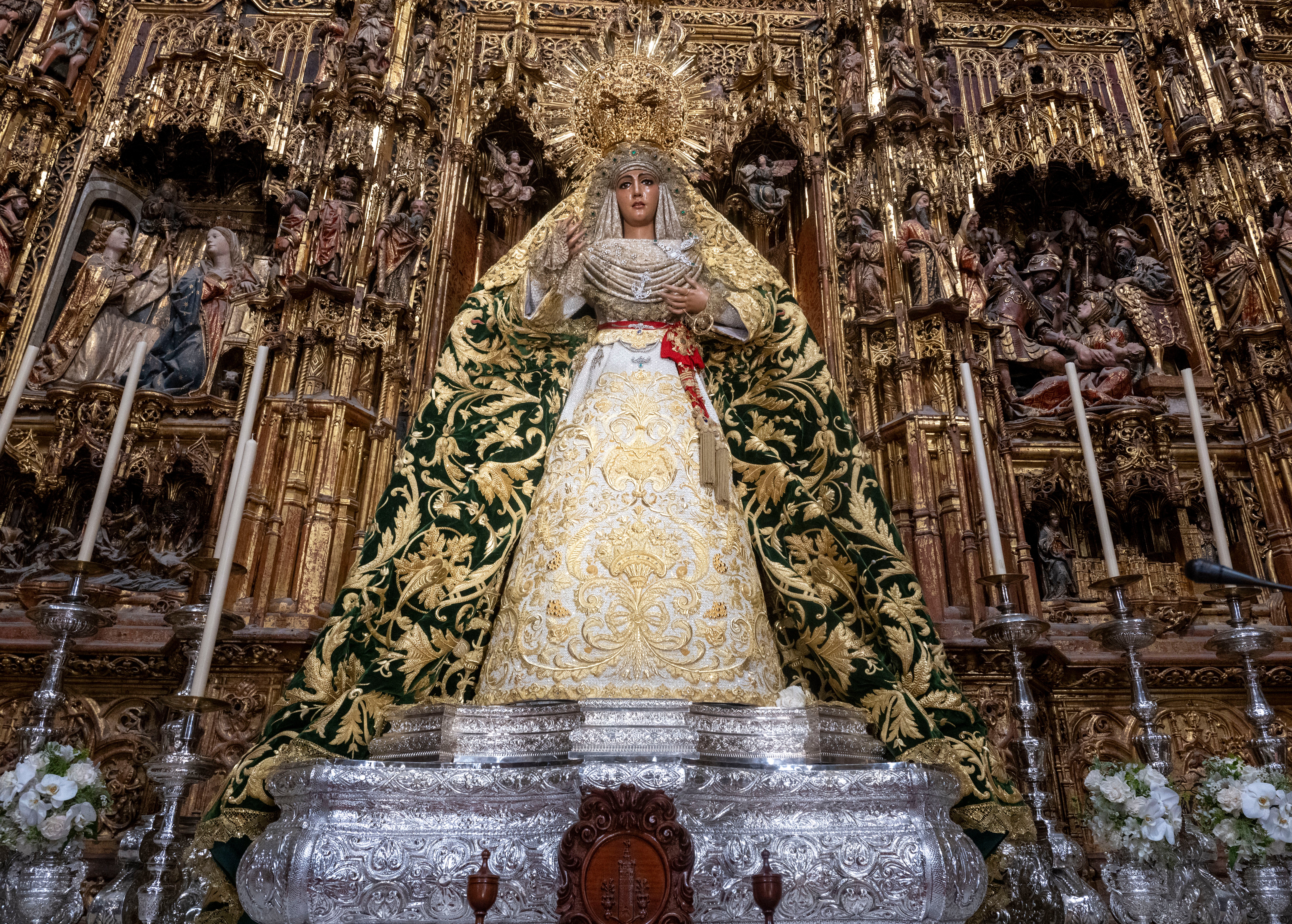 La Esperanza en el retablo mayor de la Catedral