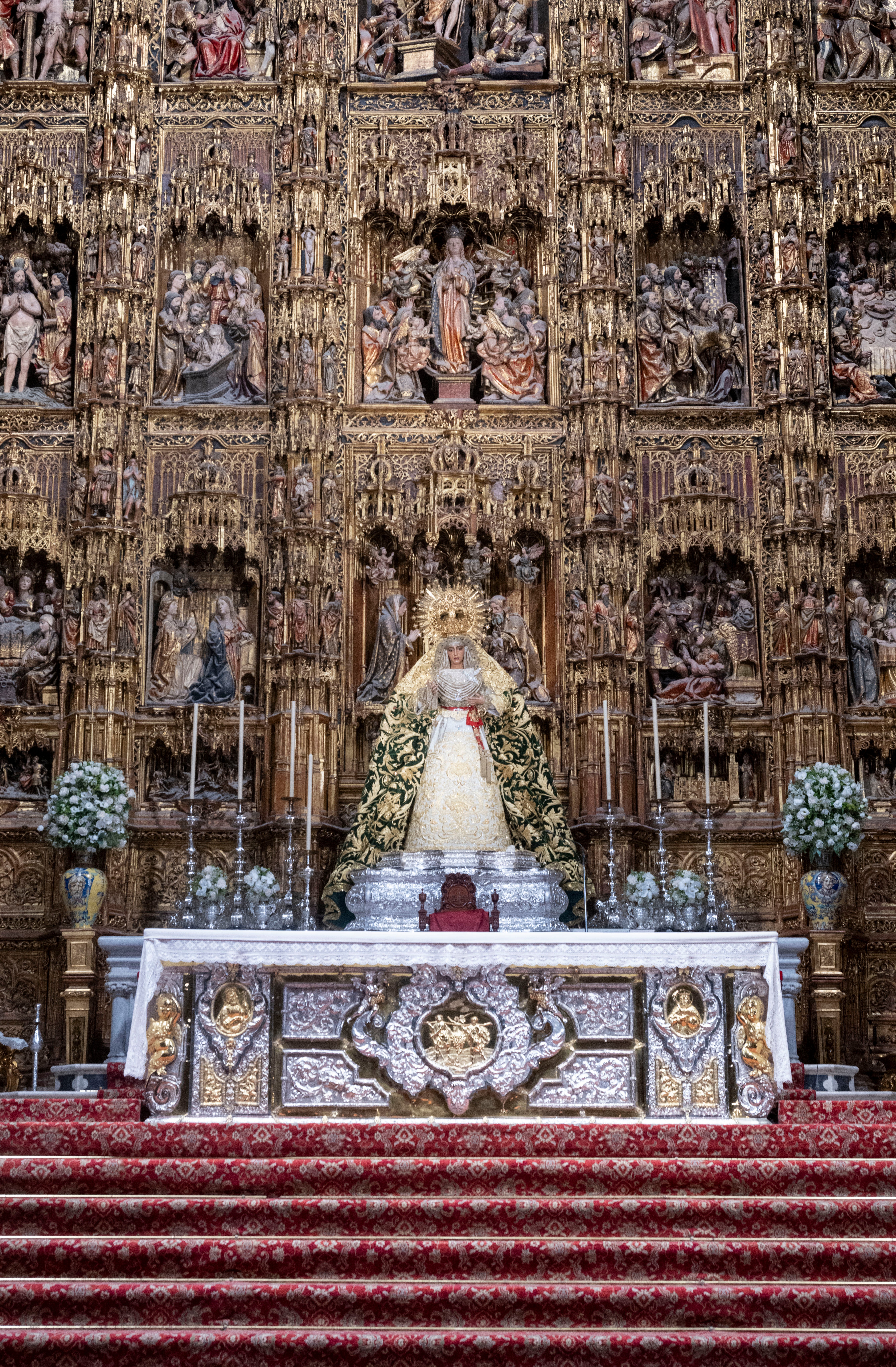 La Esperanza en el retablo mayor de la Catedral