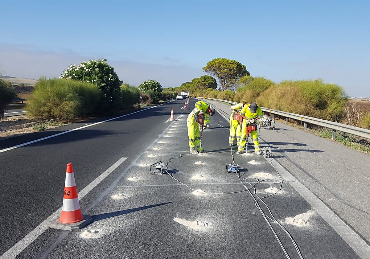 Operarios trabajan sobre la zona a pie de autovía AP-4