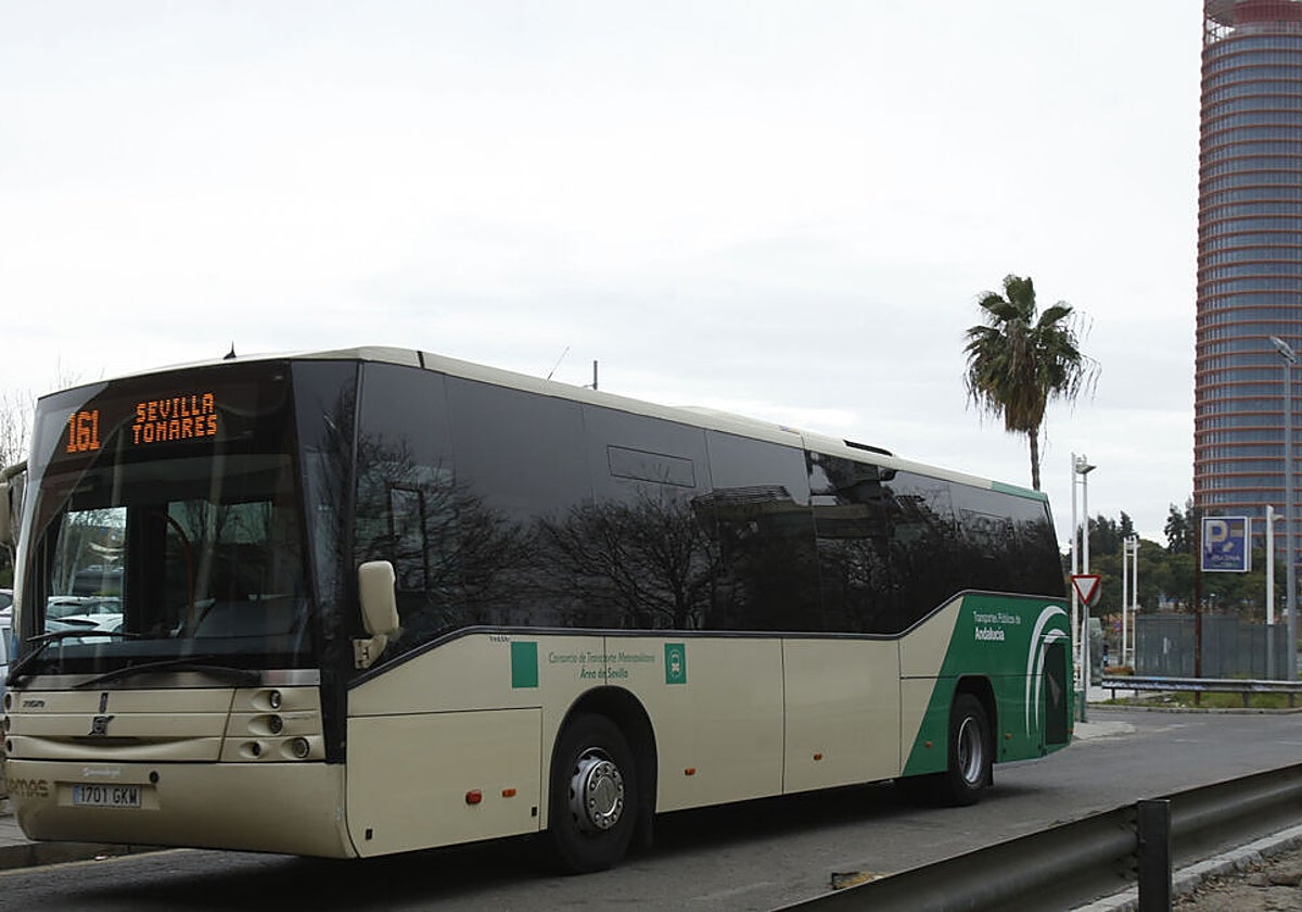 Un autobús del consorcio metropolitano de transportes de Sevilla