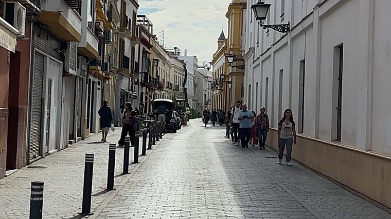 La calle San Luis perpetúa una antigua calzada romana al norte de Hispalis, de ahí su morfología recta