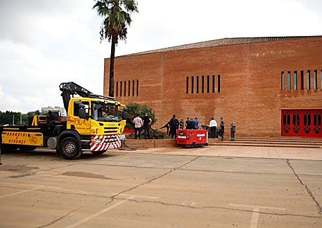 Imagen secundaria 1 - Operarios trabajan en la inundación de Fibes 1 