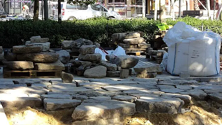 Recolocación de las losas de Tarifa halladas en las obras del parking subterráneo. Imagen: Dédalo Bienes Culturales