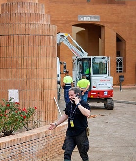 Imagen secundaria 2 - Operarios trabajan en la inundación de Fibes 1 
