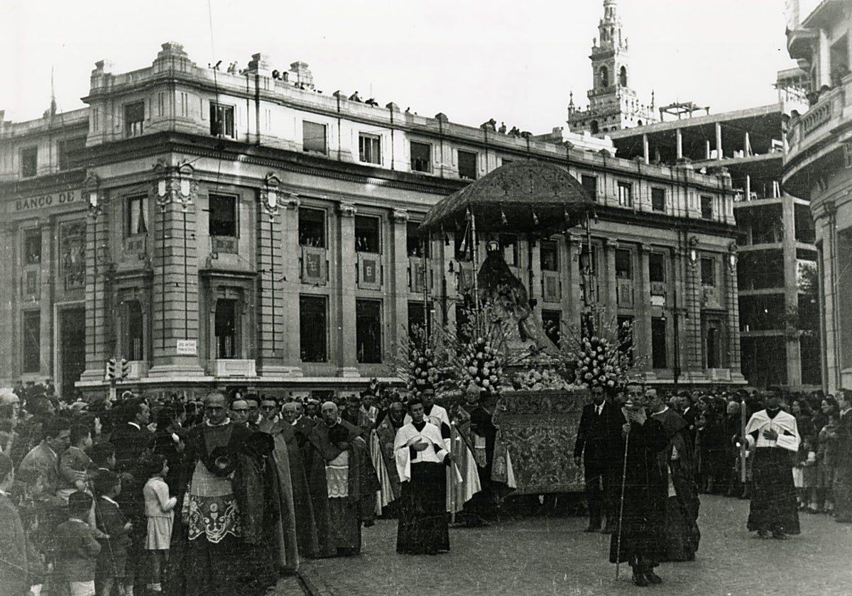 La Virgen de los Reyes, en la procesión magna por la proclamación del dogma de la Asunción de la Virgen