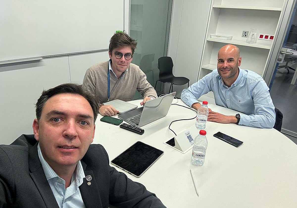 Antonio Medina, fundador y actual CEO de Packar, junto a los nuevos socios mayoritarios Juan Merino y Jorge González