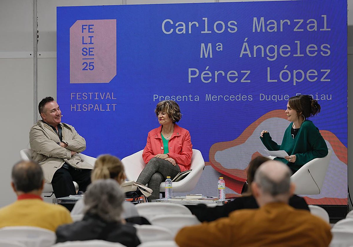 Carlos Marzal y Mª Ángeles Pérez López, con la escritora Mercedes Duque durante la charla.