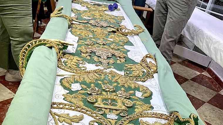 Avance de la restauración del manto de 'Los Cisneros' de la Macarena