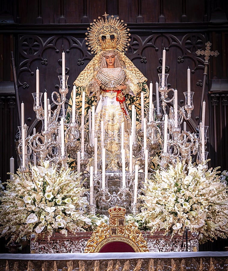 La Esperanza remata la misión con una procesión de gloria de la Catedral a Triana