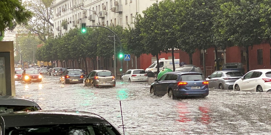 El Gobierno no alertó al Ayuntamiento de la tromba de agua que colapsó Sevilla