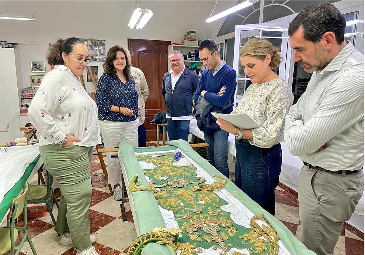 La comisión en el taller de Macarena para ver los trabajos del manto de 'Los Cisneros'