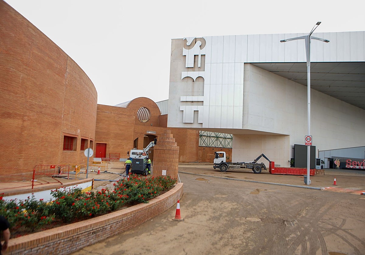 Los operarios municipales llevan desde el miércoles achicando agua de Fibes