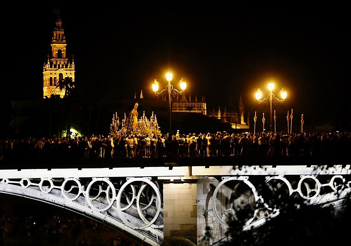La Esperanza de Triana remata la misión con una procesión de gloria