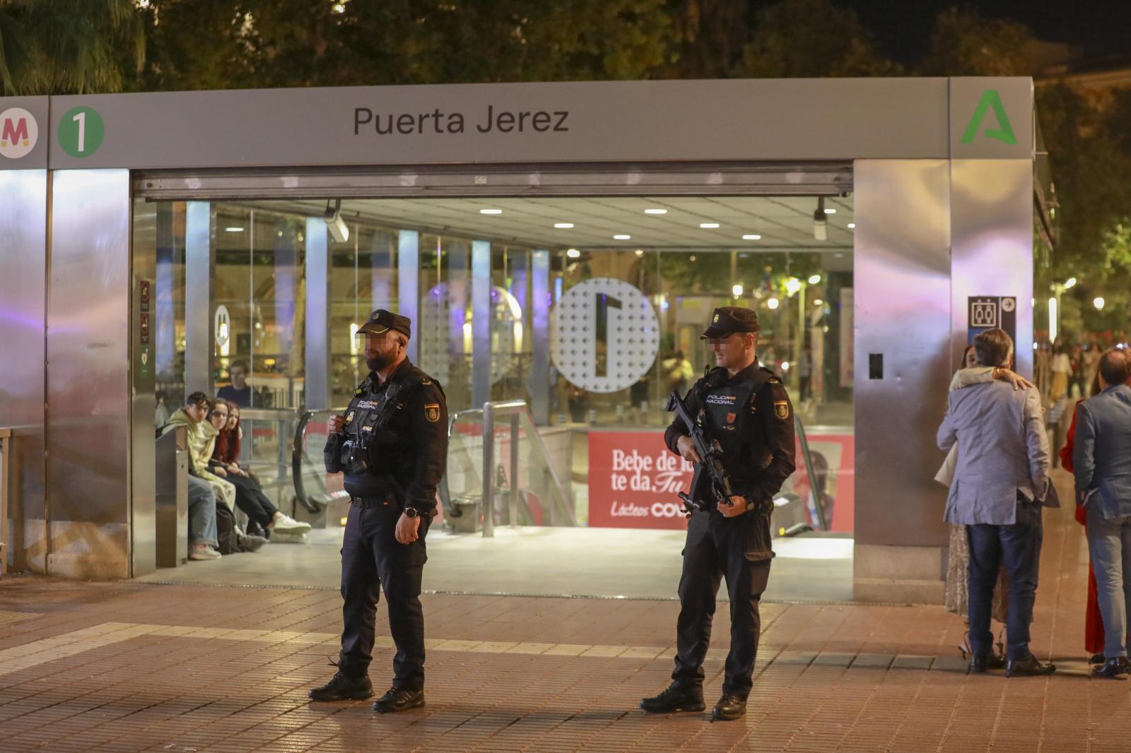 Dos agentes y la boca de metro de la Puerta de Jerez