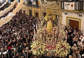 Manuel Lombo, Arcángel, Argentina y otros artistas cantan a la Esperanza de Triana en la calle Pureza