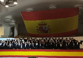 Los estudiantes de la Escuela Naval Militar sorprenden cantando el 'Soy Español' de José Manuel Soto durante un acto