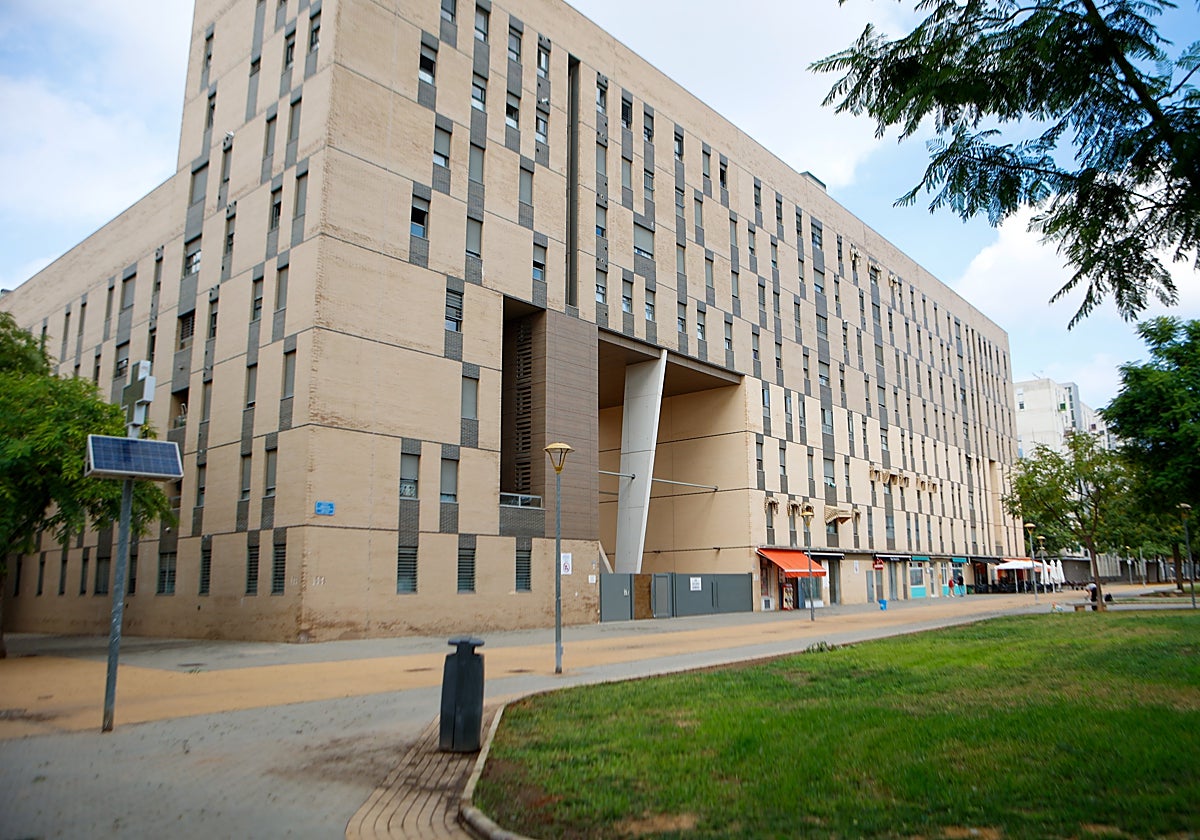 promoción de 218 viviendas que firmaron Juan Carlos Cordero Magariños y Carmen Albalá en la manzana delimitada por las calles Emilio Lemos 32 y Clavero Arévalo 11 promovidas por Emvisesa