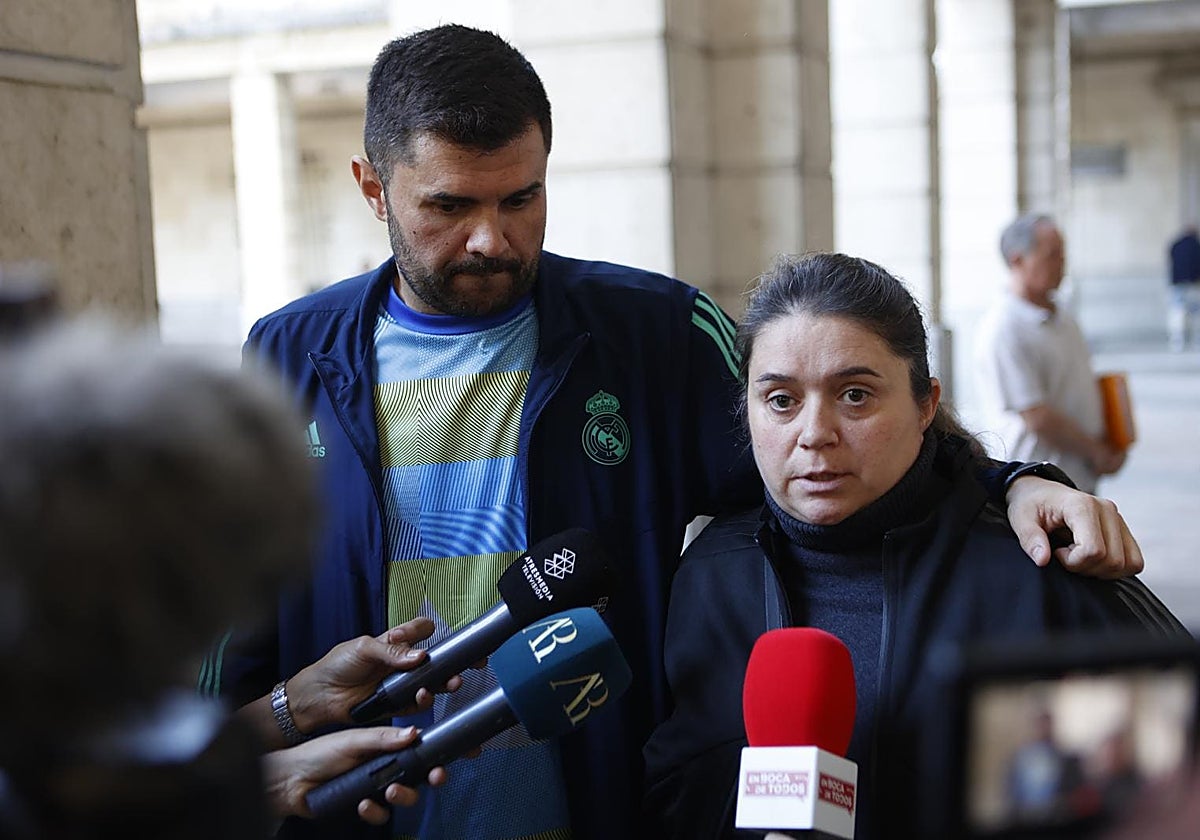 Familiares de la víctima del crimen la mañana del juicio en la Audiencia