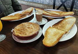Esta es la venta de carretera de Sevilla que tiene tostadas gigantes: «Abiertos desde las 6 de la mañana»