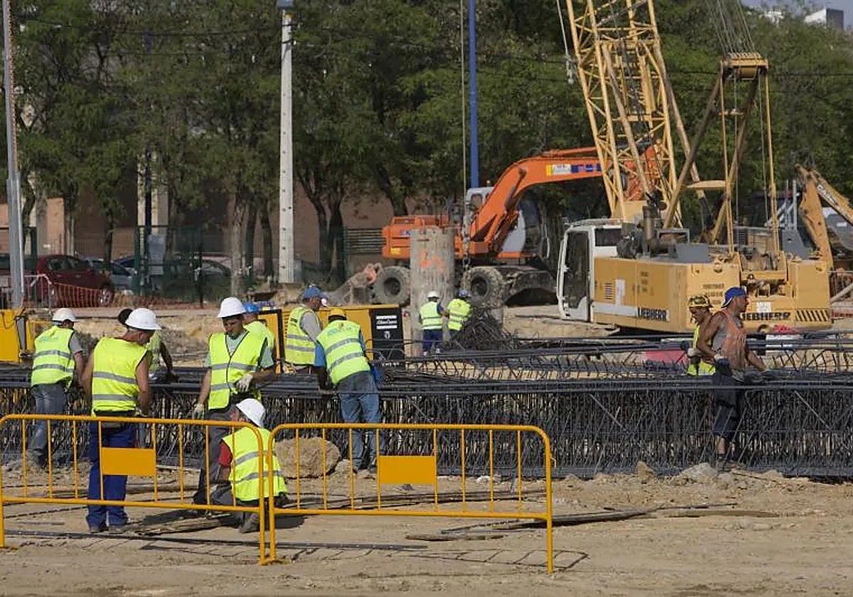 Obreros de la construcción en una obra en Sevilla