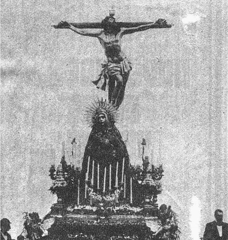 Fotografía antigua del Cristo de la Expiración y la Virgen de las Aguas del Museo