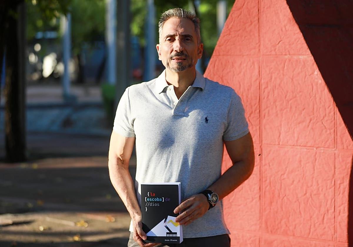 Jesús Álvarez posa en la casa de ABC con su nueva novela