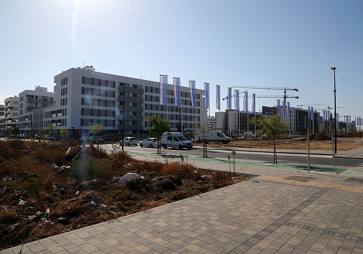 Banderas de Metrovacesa a la entrada del barrio de Palmas Altas en Sevilla