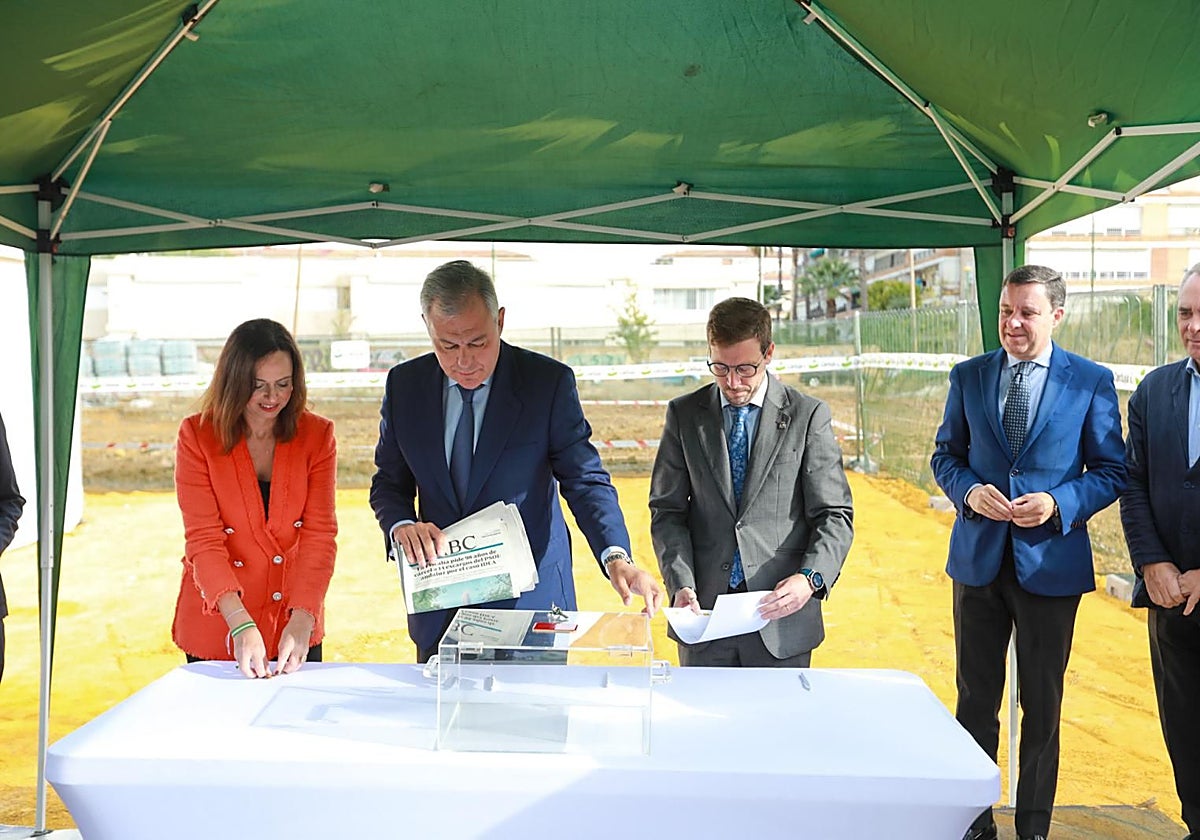 El alcalde, la consejera de Fomento y el subdelegado del Gobierno colocan la primera piedra