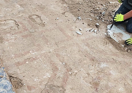 Imagen secundaria 1 - La montea descubierta bajo el pavimento del Palacio Gótico del Alcázar de Sevilla