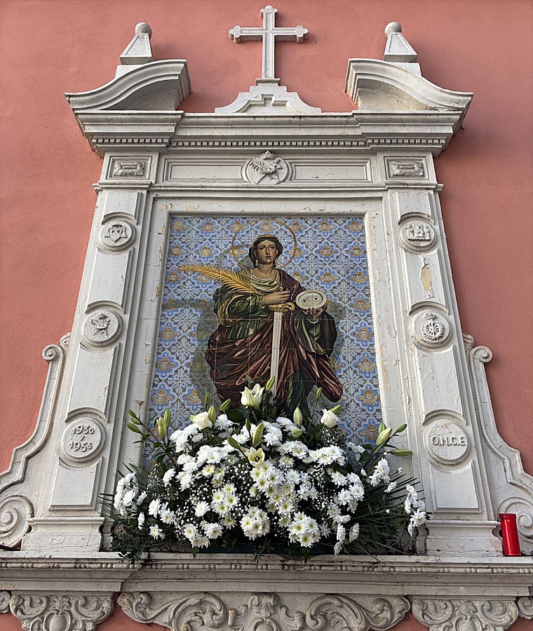 Retablo de Santa Lucía de Siracusa, patrona de la vista, en la Iglesia de Santa Catalina, en el lugar donde debió existir la puerta norte de Hispalis. La portada gótica de Santa Catalina procede de la extinta Parroquia de Santa Lucía de Sevilla