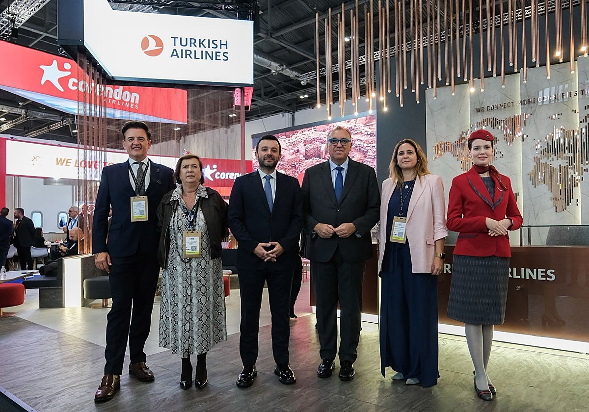 La delegada de Turismo y Cultura, Angie Moreno y el consejero de Turismo y Andalucía Exterior, Arturo Bernal acompañados de otros representantes